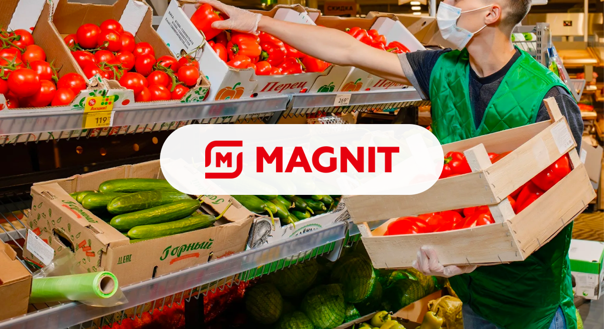 мужчина несет коробки