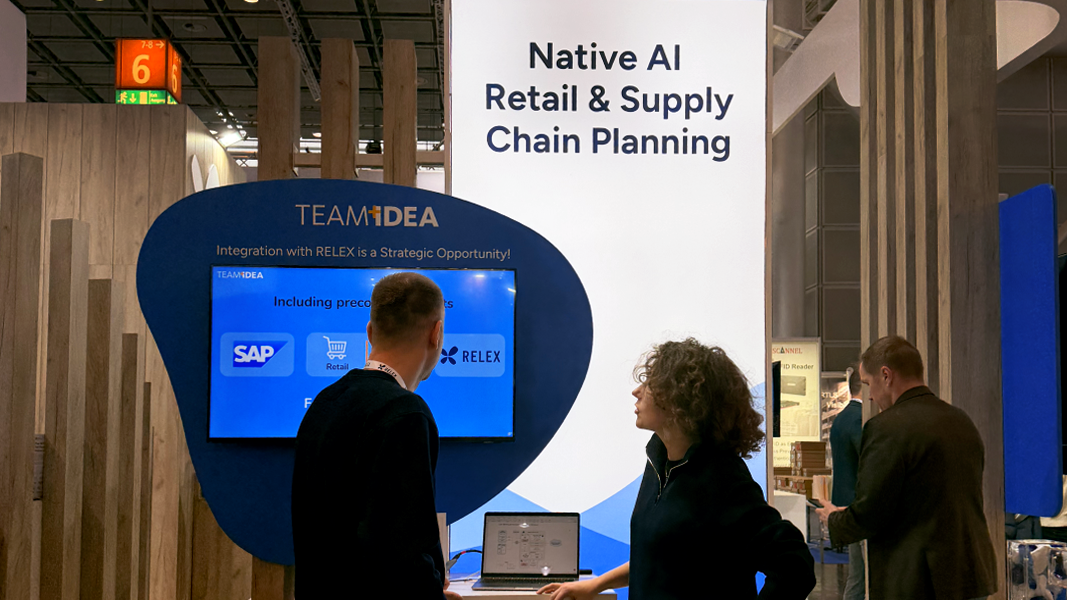 мужчина несет коробки