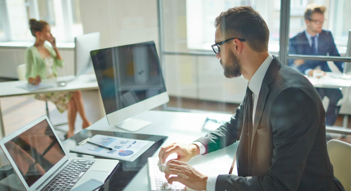 мужчина несет коробки