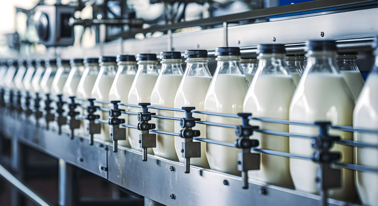 мужчина несет коробки